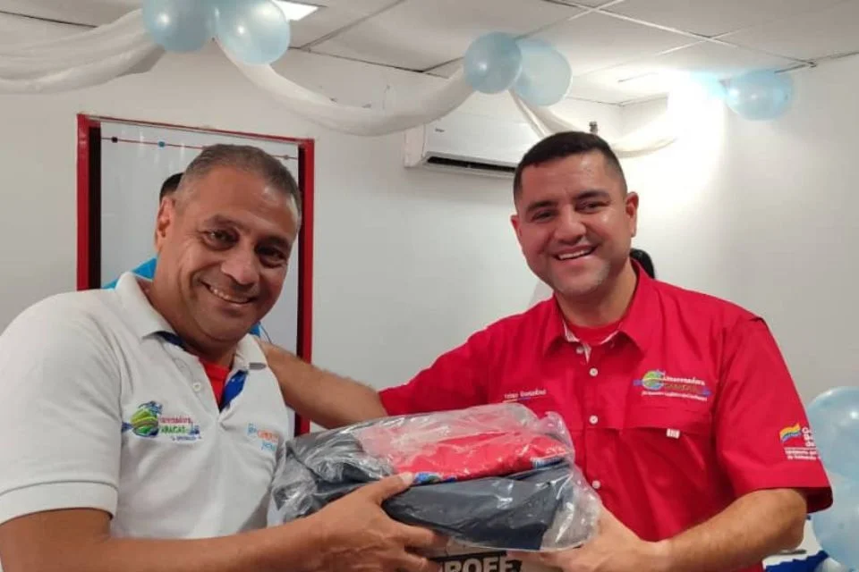 Almacenadora Caracas dota de uniformes y botas de seguridad a trabajadores de la filial Carabobo y Centro