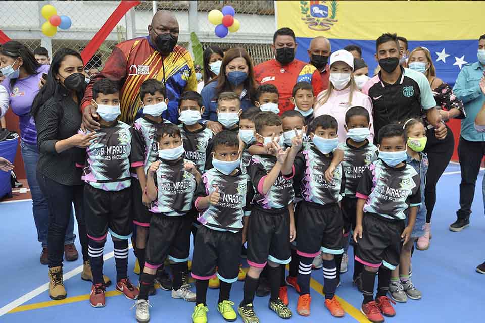 Pueblo y Gobierno inauguraron cancha deportiva en el 23 de Enero