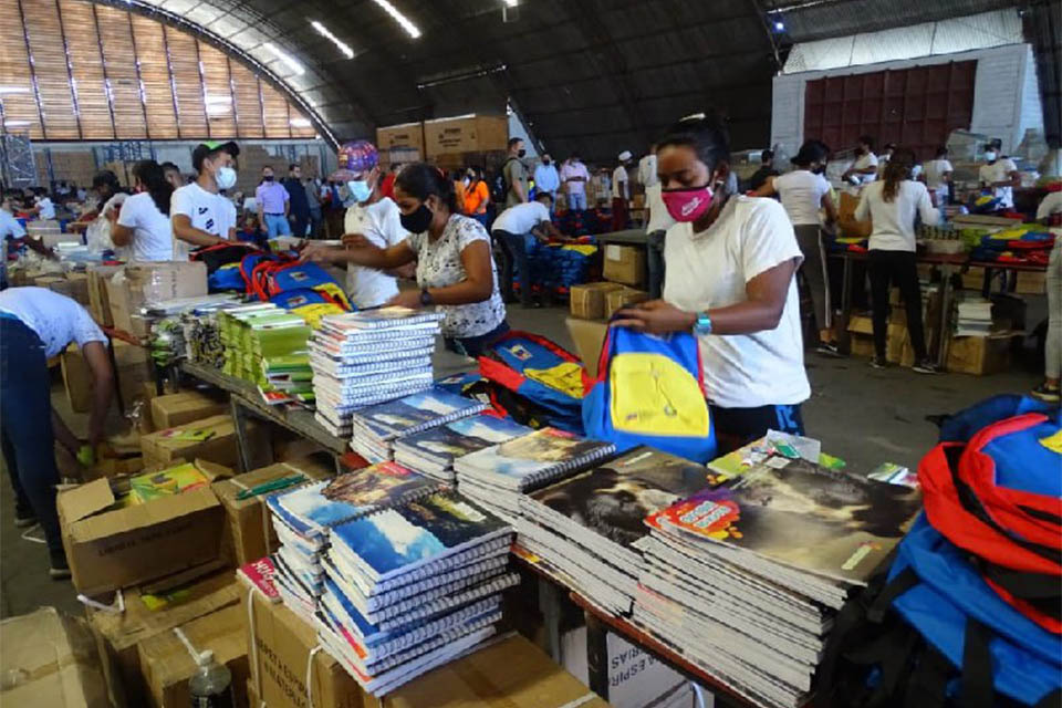 Inicia distribución de uniformes y útiles escolares para período escolar 2021 – 2022